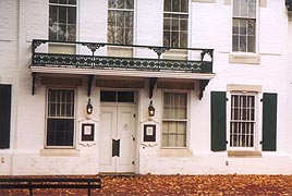 [photo, Queen Anne's County Courthouse entrance, 100 Court House Square, Centreville, Maryland]